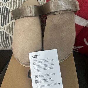 UGG Sand clogs golden star tan color NWT
